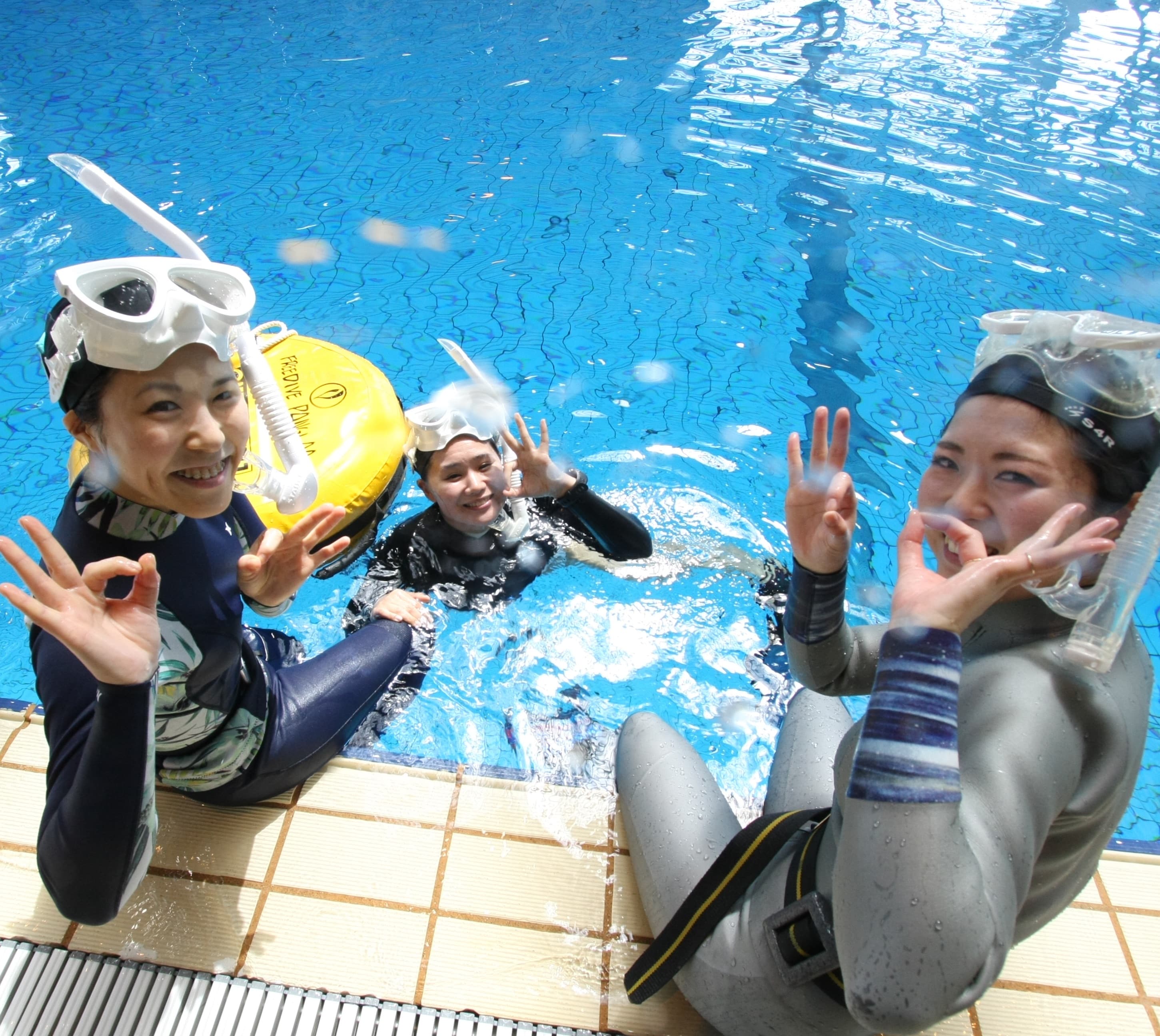 スキンダイビングを楽しむ笑顔の女性たち