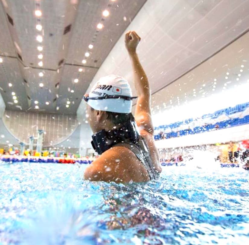 日本記録を出してガッツポーズをするフリーダイバー大井慎也